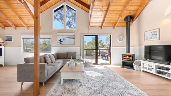 Smart TV, fireplace, DVD player, books - Holiday Retreat Jervis Bay - 5 Min Walk to Bay (Callala Bay)