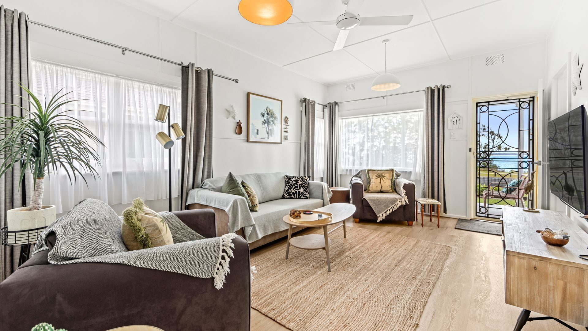 Smart TV, libros y estéreo 