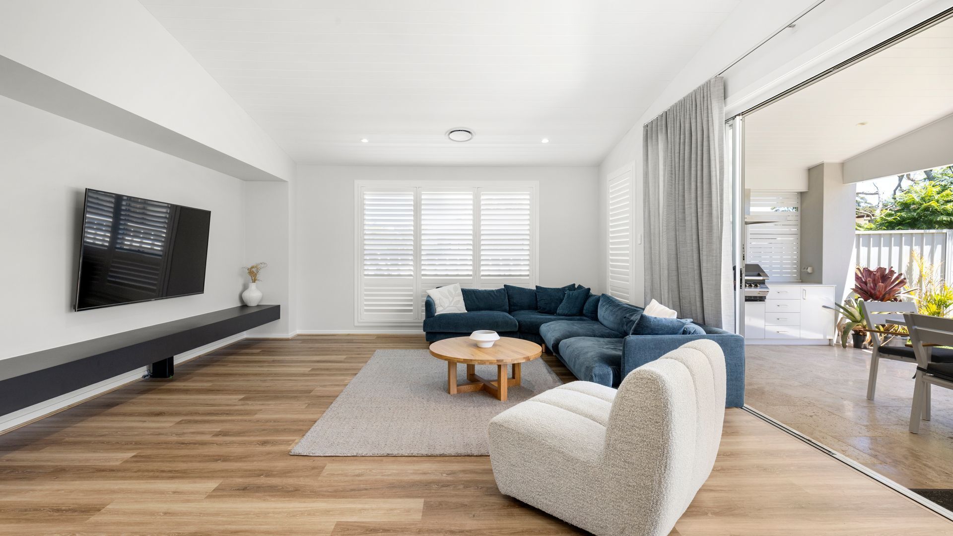 Smart TV, libros y estéreo 