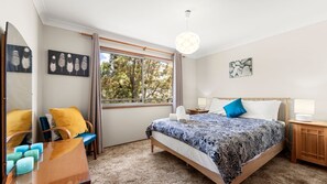 3 slaapkamers, een strijkplank/strijkijzer, reisbedje, gratis wifi