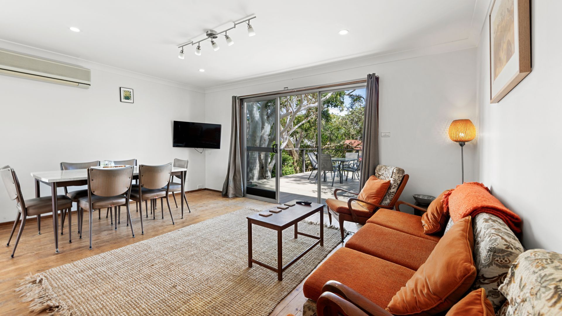 スマートテレビ、DVD プレーヤー  、書庫、ステレオ