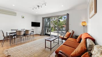 Smart TV, DVD player, books, stereo