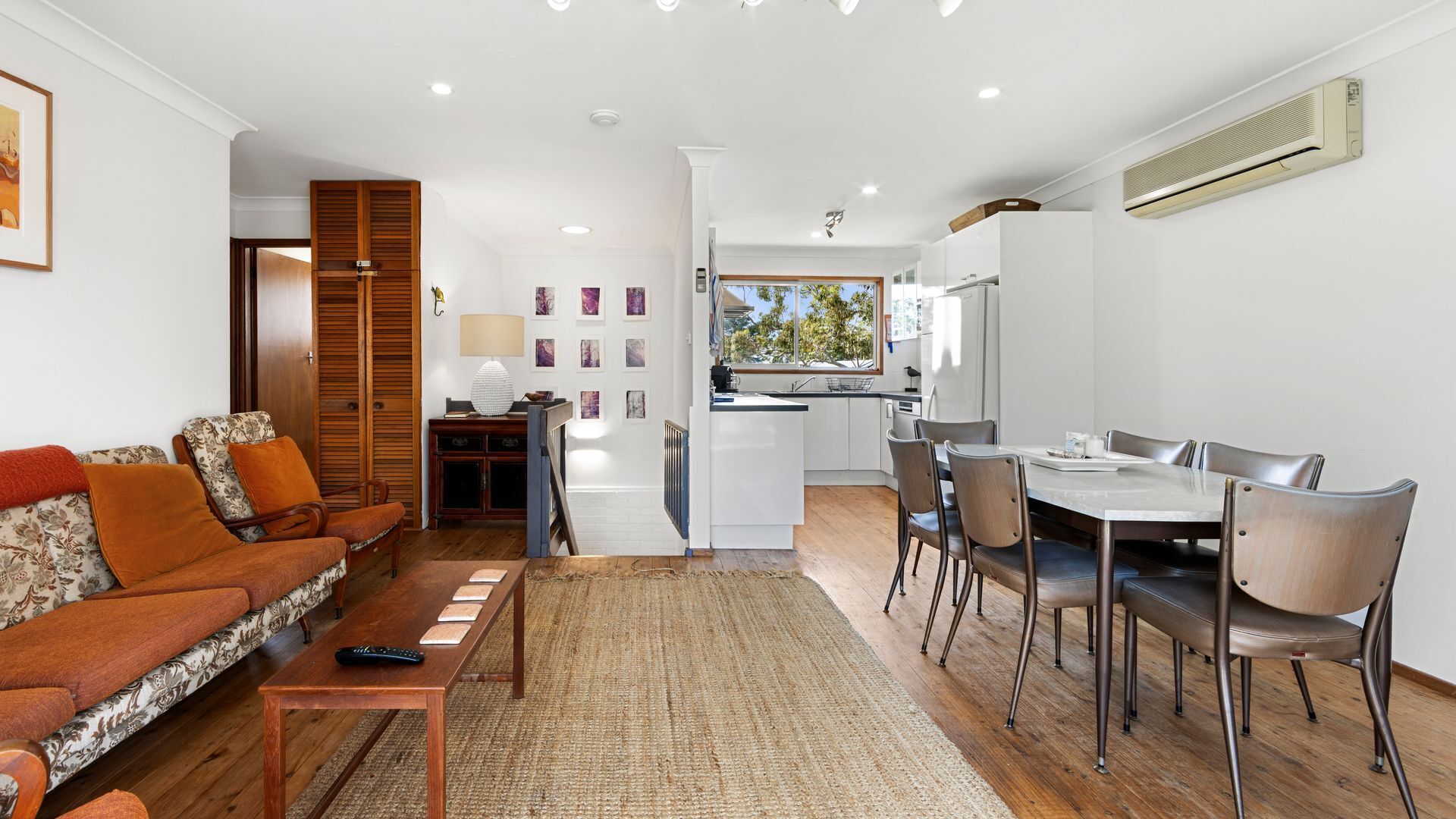 Smart-TV, DVD-Player, Bücher, Stereoanlage