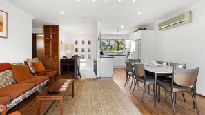 Älytelevisio, DVD-soitin, kirjoja, stereot