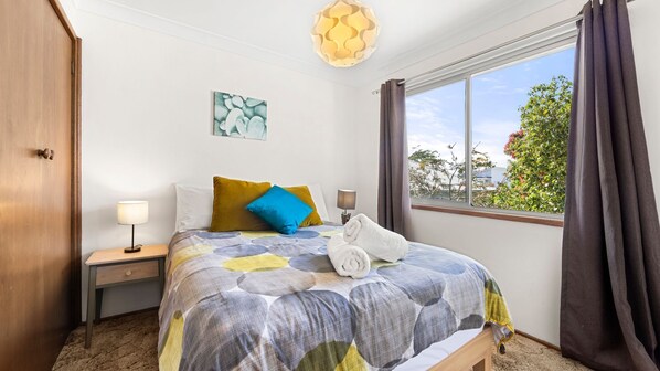 3 habitaciones, tabla de planchar con plancha y cuna de viaje 