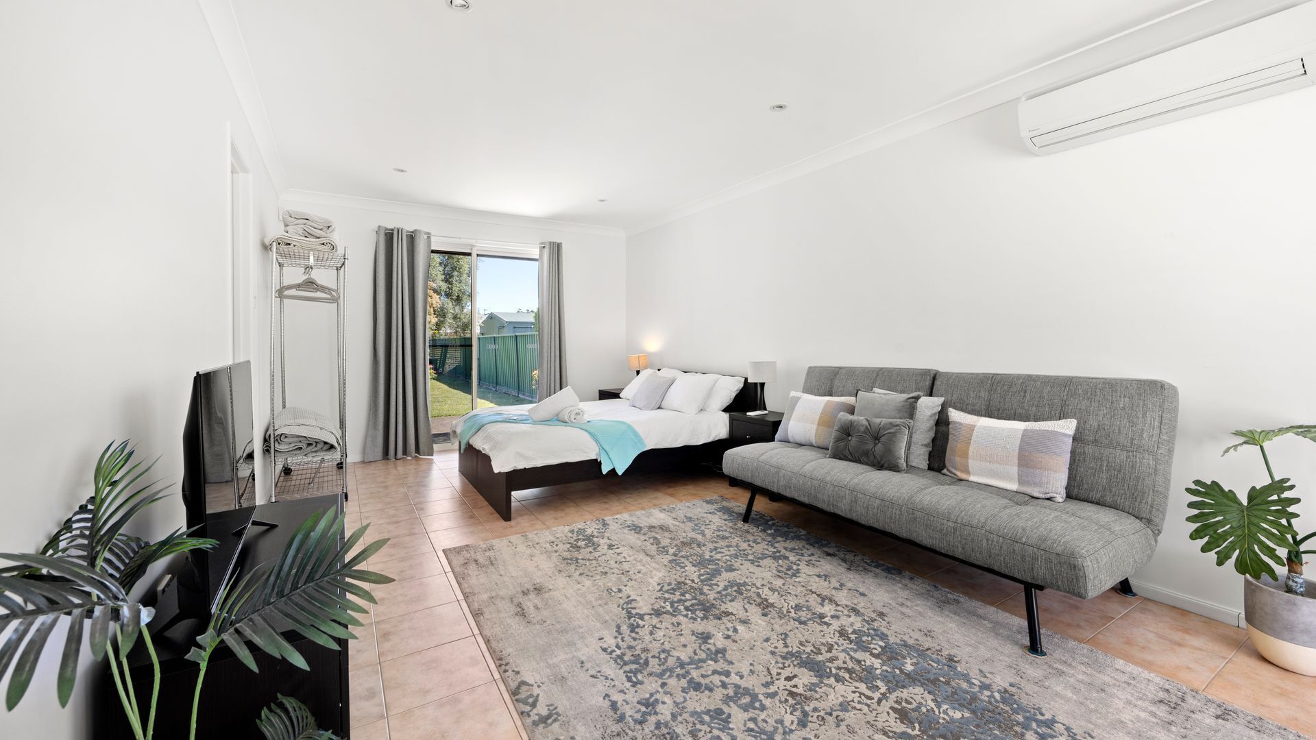 TV connectée, jeux vidéo, lecteur de DVD, livres