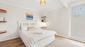 3 bedrooms, iron/ironing board, travel cot, free WiFi - Shelleys - Pet Friendly - Short Walk to Beach (Culburra Beach)