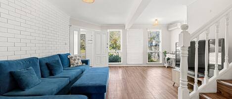 Smart-tv, videospil, dvd-afspiller, bordtennisbord