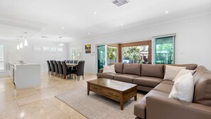 智能電視、DVD 播放機、書籍、音響