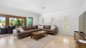 Smart TV, reproductor de DVD, libros y estéreo