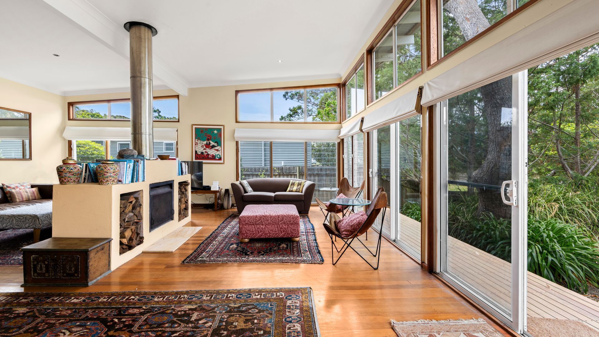 Smart-TV, peis, DVD-spiller og bøker