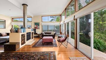 Smart-TV, Kamin, DVD-Player, Bücher