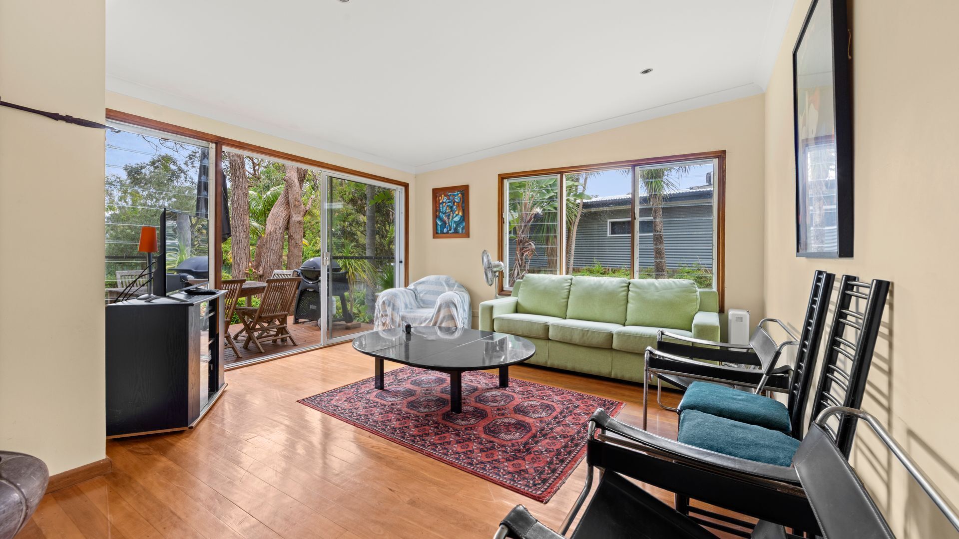 智能電視、壁爐、DVD 播放機、書籍