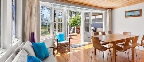 Älytelevisio, takka, kirjoja, stereot