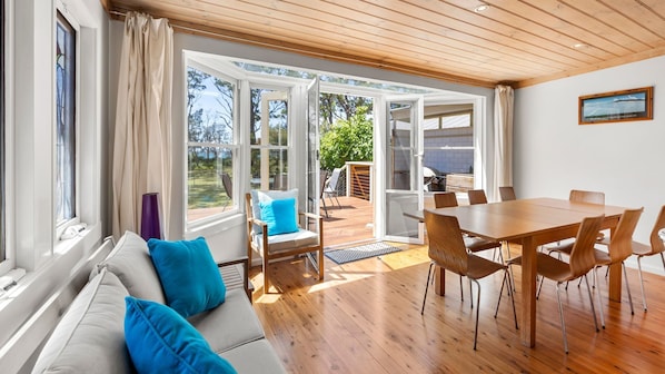 Smart TV, chimenea, libros y estéreo 