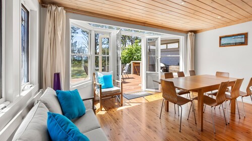 Banksia Cottage - Pet Friendly Waterfront