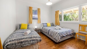 4 bedrooms, iron/ironing board, travel crib, free WiFi - Banksia Cottage - Pet Friendly Waterfront (Callala Bay)