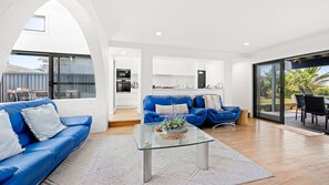 Älytelevisio, takka, DVD-soitin, kirjoja