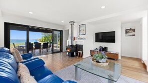 Smart TV, fireplace, DVD player, books - Zara del Mar - Pet Friendly Absolute Waterfront (Callala Beach)