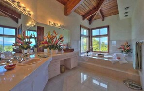 Dusche, Whirlpool, Haartrockner, Handtücher