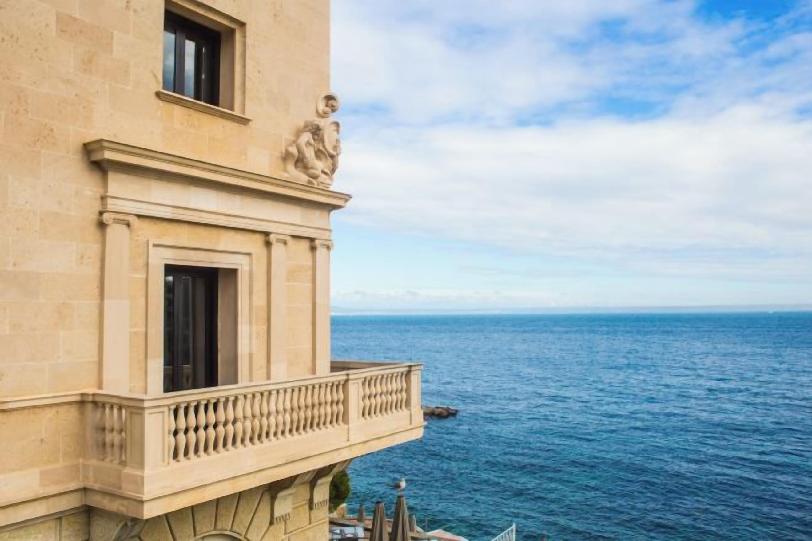 Un edificio con balcón con vistas al mar.