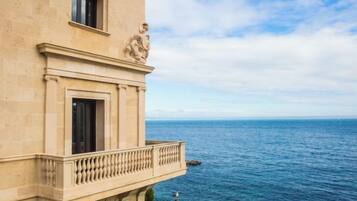 Un edificio con balcón con vistas al mar.