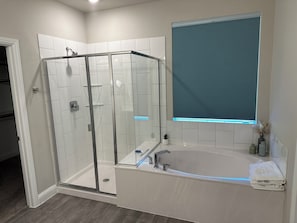 Dusche, Whirlpool, Haartrockner, Handtücher