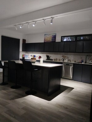 Mikroaaltouuni, uuni, liesi, astianpesukone