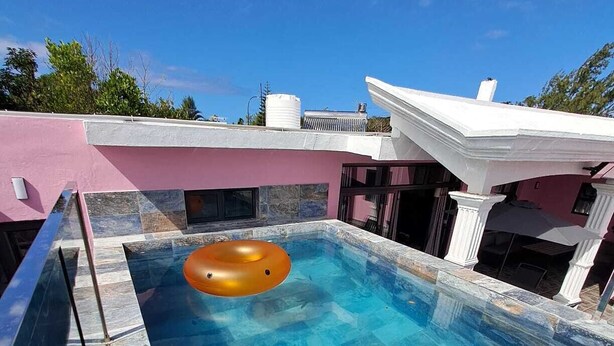 A swimming pool with a hot tub, stone tiles, and a white structure in the background. - Villa atomium ile maurice souillac 127m2 100m to the beach (Souillac)