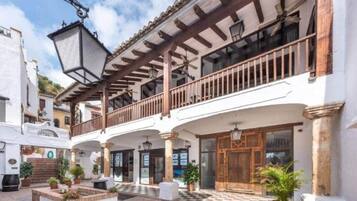 تفاصيل الفندق من الخارج