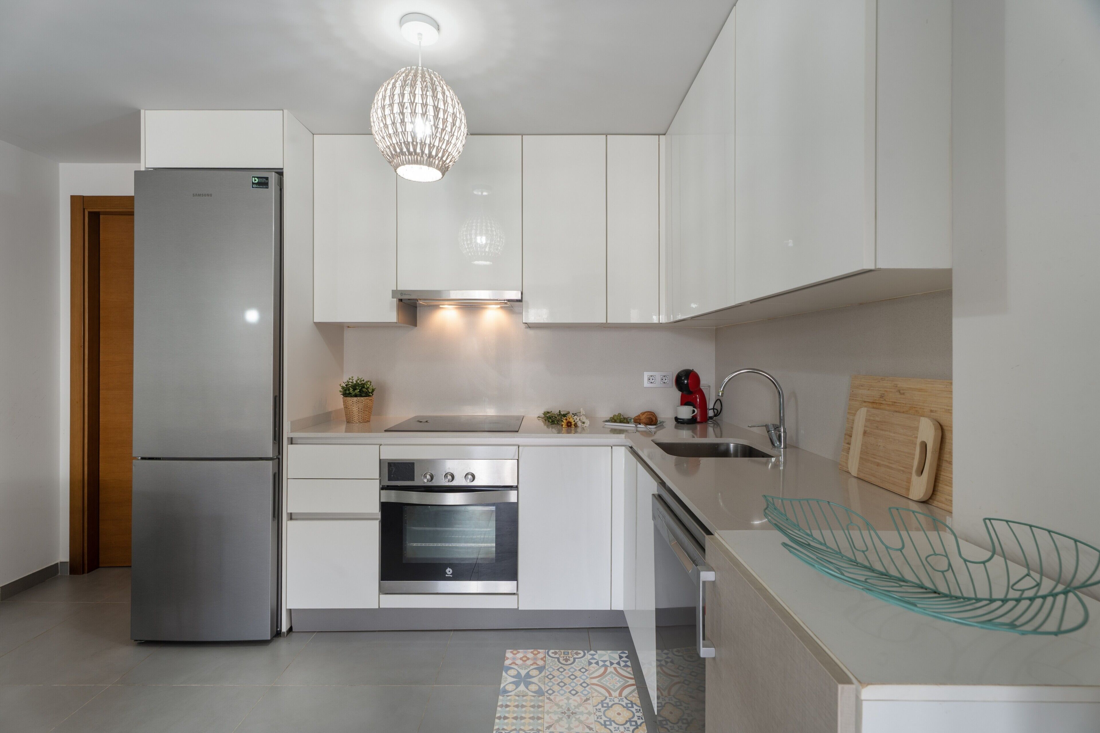 Køleskab, mikrobølgeovn, ovn, kogeplade