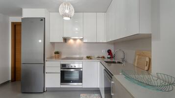 Køleskab, mikrobølgeovn, ovn, kogeplade