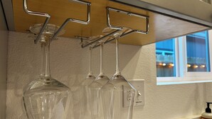 Une cuisine équipée d’un meuble à vin contenant plusieurs verres à vin.