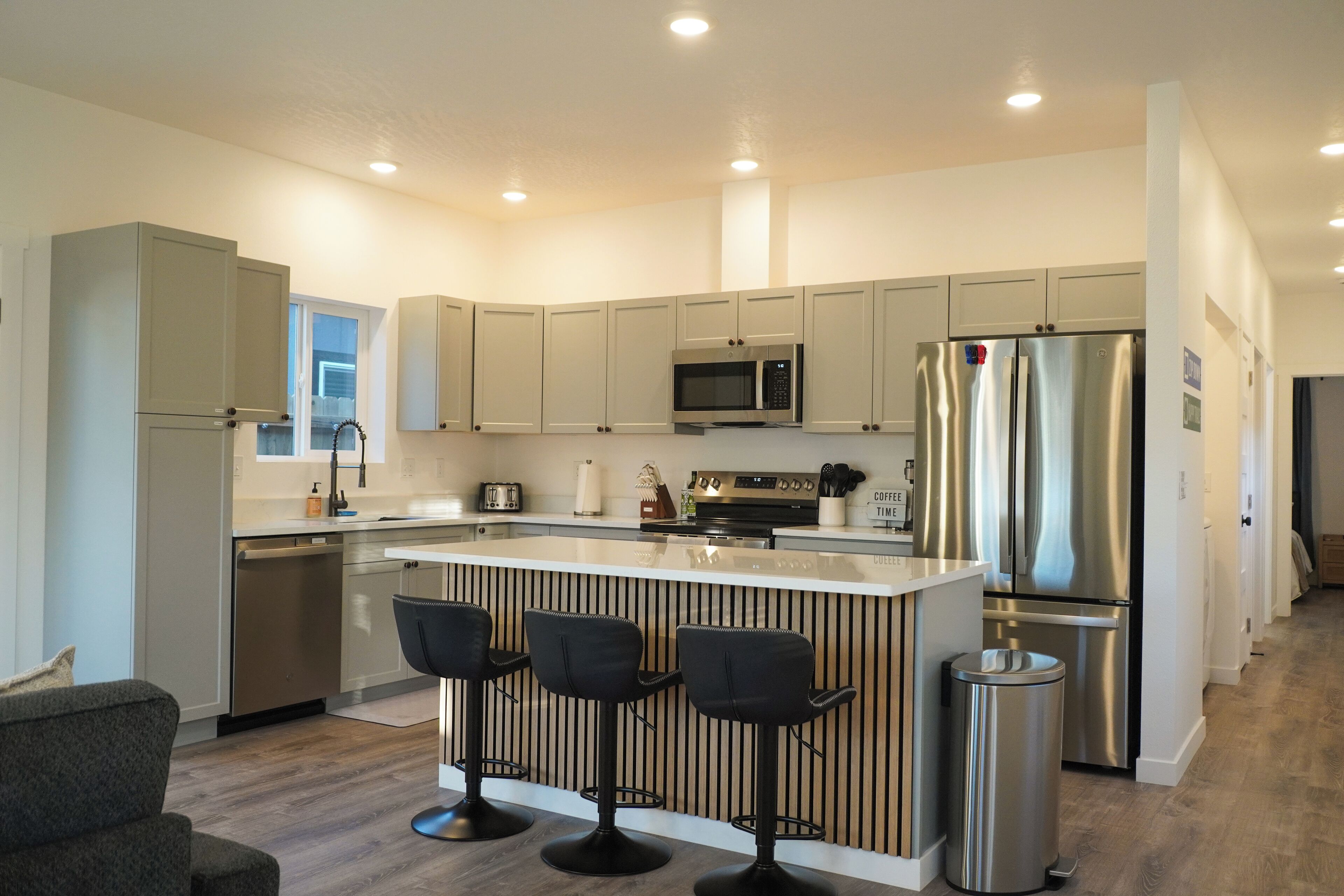 Réfrigérateur, micro-ondes, four, plaque de cuisson