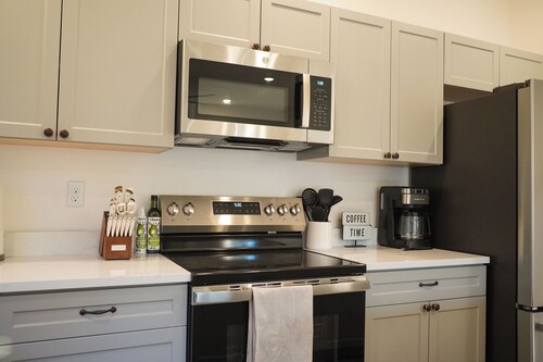 New Cozy Modern Cottage with Hot Tub & Fire Pit!