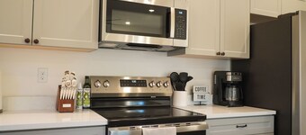 New Cozy Modern Cottage with Hot Tub & Fire Pit!