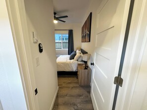 2 عدّة غرف نوم ومكواة/لوح كي وواي فاي مجانًا وملاءات أسرّة