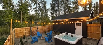 New Cozy Modern Cottage with Hot Tub & Fire Pit!