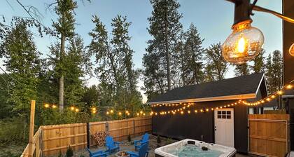 New Cozy Modern Cottage with Hot Tub & Fire Pit!