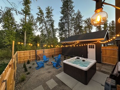 New Cozy Modern Cottage with Hot Tub & Fire Pit!