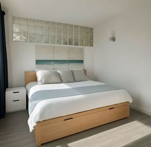 Iron/ironing board, WiFi, bed sheets