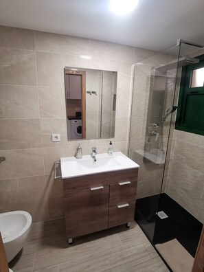 Doccia, asciugacapelli, bidet, asciugamani