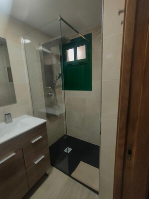 Dusche, Haartrockner, Bidet, Handtücher