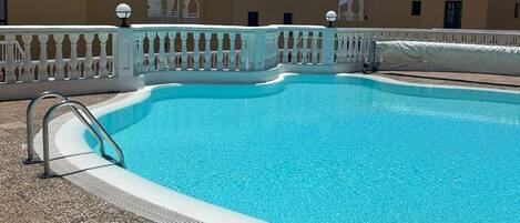 Utendørsbasseng og et oppvarmet basseng