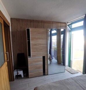 1 habitación, tabla de planchar con plancha, wifi y ropa de cama