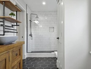 Een douche, handdoeken, zeep, toiletpapier