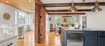 Spacious 4-bedroom house with chef's kitchen - Historic Belgrade Village