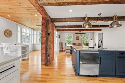 Spacious 4-bedroom house with chef's kitchen - Historic Belgrade Village