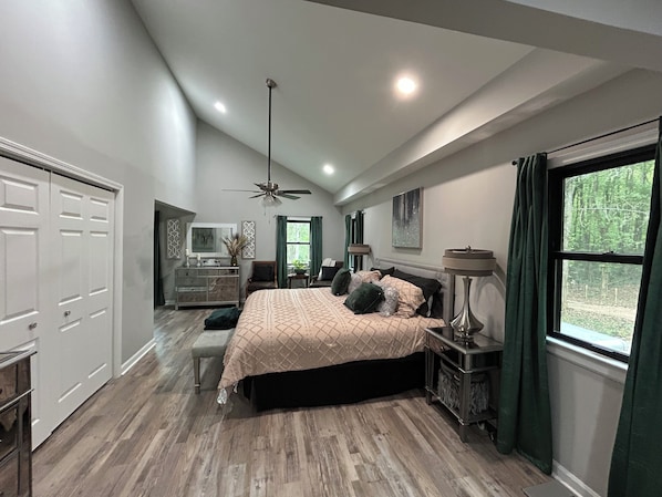 4 bedrooms, desk, iron/ironing board, free WiFi
