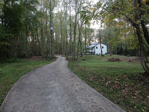 Escape to North Georgia.. near wineries, hiking, and river adventures.